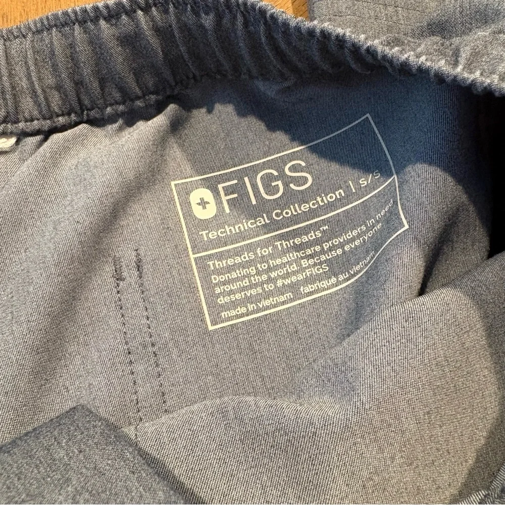 Figs Men's Black and Light Gray Cargo Scrub Pants Technical Collection Size S